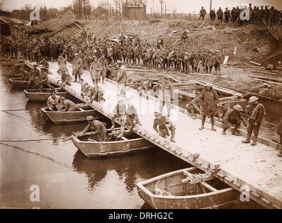 Edificio di soldati pontoon bridge, Fiandre, WW1 Foto Stock