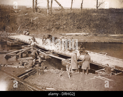 Edificio di soldati pontoon bridge, Fiandre, WW1 Foto Stock