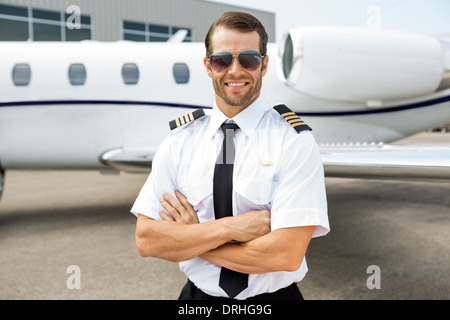 Fiducioso pilota nella parte anteriore del Jet Privato Foto Stock