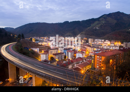 Vista panoramica di Eibar e Urko montagna, Paesi Baschi Foto Stock