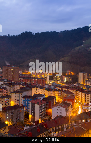 Vista panoramica di Eibar e Urko montagna, Paesi Baschi Foto Stock