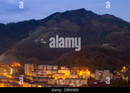 Vista panoramica di Eibar e Urko montagna, Paesi Baschi Foto Stock