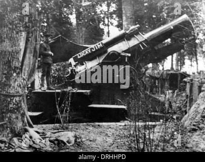 British obice in azione, Battaglia di Albert, Francia, WW1 Foto Stock