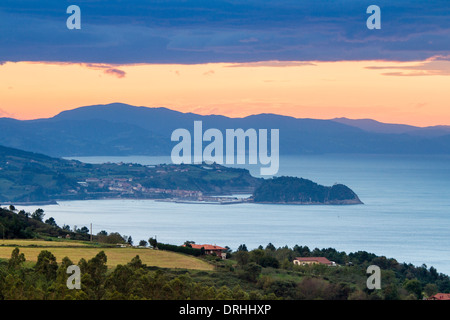 Tramonto a Getaria vista dal Monte Igeldo, Gipuzkoa, Paese Basco. Foto Stock