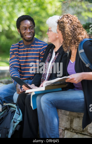 Professore universitario aiutare gli studenti Foto Stock