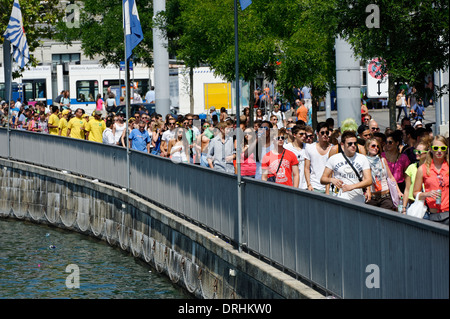 I festaioli a Zurigo Street Parade, una techno dance e trance festival. Foto Stock