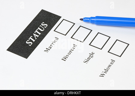 Un modulo che mostra lo stato civile con check - Scatole e penna Foto Stock