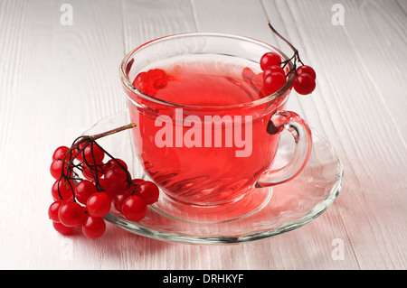 Tazza di tè con bacche di pallon di maggio su bianco tavolo in legno Foto Stock