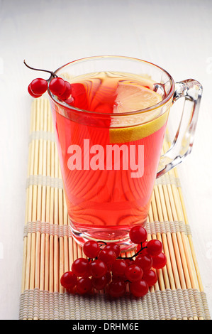 Tè con red pallon di maggio di bacche e di limone sulla tabella closeup Foto Stock