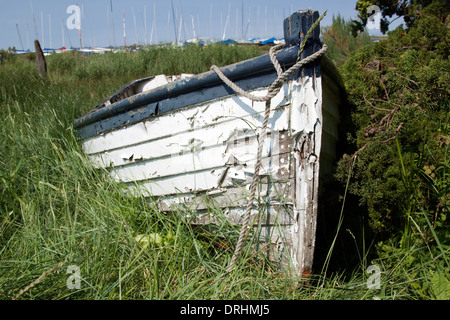 Una vecchia imbarcazione lasciati a marcire in riva al Brancaster Foto Stock