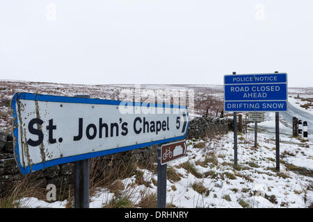 County Durham, Regno Unito. Il 27 gennaio 2014. Strada chiusa a causa della tempesta di neve e ghiaccio al raccordo della B6277 a Langdon Beck in Teesdale e la strada Harthope a St John's Chapel in Weardale County Durham Regno Unito. Credito: David Forster/Alamy Live News Foto Stock