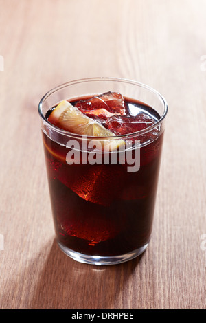 Kalimotxo vino e miscela di cola di vetro su di un tavolo di legno Foto Stock