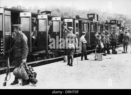 Le truppe britanniche di salire a bordo treno a Rouen, Francia, WW1 Foto Stock