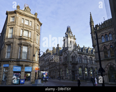Bradford, West Yorkshire, Inghilterra, Natwest Bank, YMCA carità shop sul Nuovo Mercato, Hustlergate Foto Stock