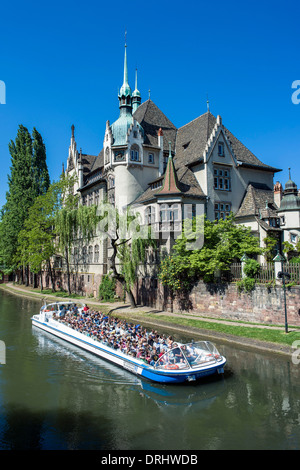 Gita turistica di crociera in barca sul fiume Ill, Lycée des Pontonniers internazionali di alta scuola, Strasburgo, Alsazia, Francia, Europa Foto Stock