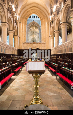 La Bibbia su un gold eagle leggio in cudiero della cattedrale di Canterbury, nel Kent Foto Stock