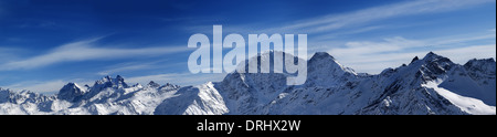 Panorama delle montagne d'inverno. Montagne del Caucaso. Vista dalla pista da sci mt. Elbrus. Foto Stock