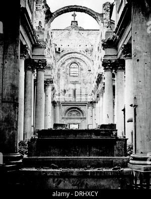 Interno della cattedrale di Arras dopo il tedesco shell fire, WW1 Foto Stock