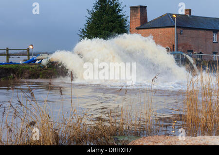 Burrowbridge, UK. 27 gennaio, 2014. Agenzia per l'ambiente di lavoro delle pompe per ridurre acqua di inondazione livelli sui livelli di Somerset. Venerdì Somerset County Council ha dichiarato di inondazioni in Somerset un 'modifica rilevante incidente. Credito: Andrew Johns/Alamy Live News Foto Stock