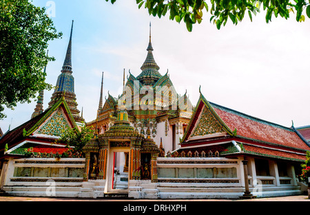 Esterno colorato e ornato del Tempio di Wat Pho del Buddha reclinato. Bangkok. Foto Stock