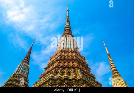 Ornato colorato, esterno in ceramica del Tempio di Wat Pho del Buddha reclinato. Bangkok. Foto Stock