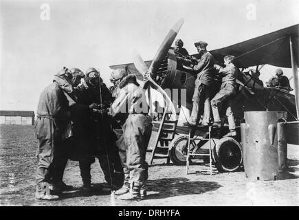 British Bristol F2B biplanari a preparare per il decollo, WW1 Foto Stock