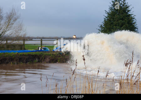 Burrowbridge, UK. 27 gennaio, 2014. Agenzia per l'ambiente di lavoro delle pompe per ridurre acqua di inondazione livelli sui livelli di Somerset. Venerdì Somerset County Council ha dichiarato di inondazioni in Somerset un 'modifica rilevante incidente. Credito: Andrew Johns/Alamy Live News Foto Stock