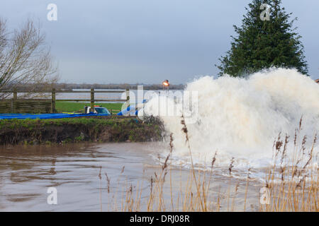 Burrowbridge, UK. 27 gennaio, 2014. Agenzia per l'ambiente di lavoro delle pompe per ridurre acqua di inondazione livelli sui livelli di Somerset. Venerdì Somerset County Council ha dichiarato di inondazioni in Somerset un 'modifica rilevante incidente. Credito: Andrew Johns/Alamy Live News Foto Stock