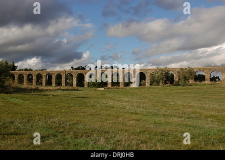 Il Portogallo. Evora. Acquedotto di acqua color argento. Costruito nel 1531-1537 sotto il re Giovanni III di Francisco de Arruda. Foto Stock