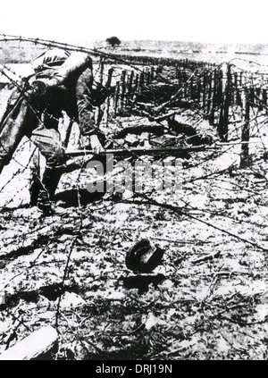 Soldati russi catturati in tedesco il filo spinato, WW1 Foto Stock