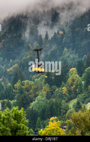 Cavo di nebelhorn auto contro brumoso paesaggio, Oberstdorf, Baviera, Germania Foto Stock