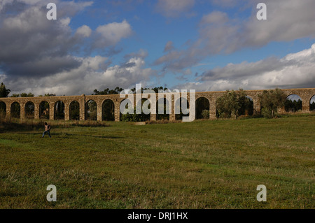 Il Portogallo. Evora. Acquedotto di acqua color argento. Costruito nel 1531-1537 sotto il re Giovanni III di Francisco de Arruda. Foto Stock