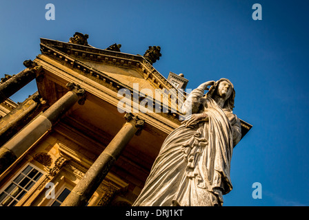 Ripresa angolata di una statua femminile fuori del Tempio dei quattro Venti. Castle Howard, North Yorkshire. REGNO UNITO Foto Stock