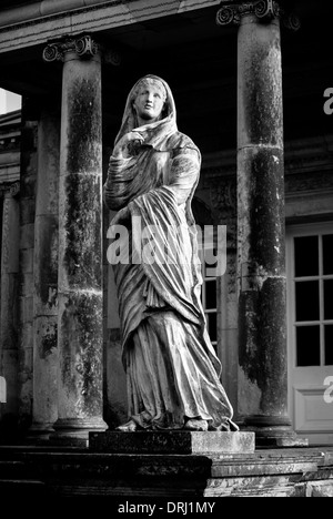 Statua nel tempio dei quattro Venti. Castle Howard, North Yorkshire. Foto Stock