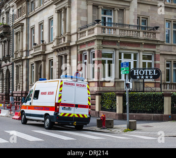 Ambulanza paramedica di fronte all'hotel Strasbourg Alsazia Francia Europa Foto Stock