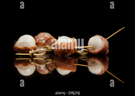 Acciuga arrotolata su formaggio, cibo sano concetto Foto Stock