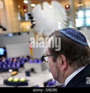 Berlino, Germania. 27 gennaio, 2014. Persone di fede ebraica partecipano a un evento per la giornata in ricordo delle vittime del Nazionalsocialismo presso l'Edificio del Reichstag a Berlino, Germania, 27 gennaio 2014. Foto: WOLFGANG KUMM/dpa/Alamy Live News Foto Stock