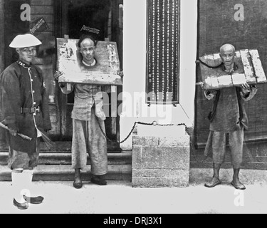 I prigionieri che indossa il Cangue, Cina Foto Stock