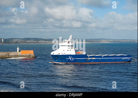 Alimentazione olio nave ritorna al porto di Aberdeen pronto per il trasporto di carico fresco al mare del Nord i campi. SCO 9265. Foto Stock