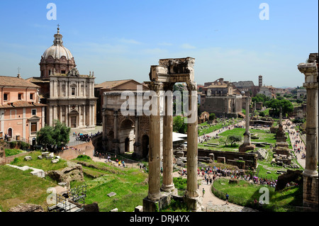 Tempio di Vespasiano e Tito, Arco di Settimio Severo e la basilica Porcia al Foro Romano, Roma, Italia Foto Stock