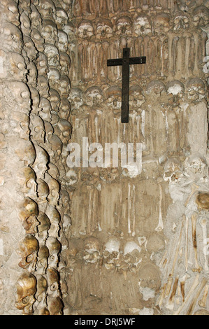 Il Portogallo. Evora. Cappella delle Ossa accanto all'ingresso della chiesa di San Francesco. Pareti ricoperte con teschi umani e le ossa. Foto Stock