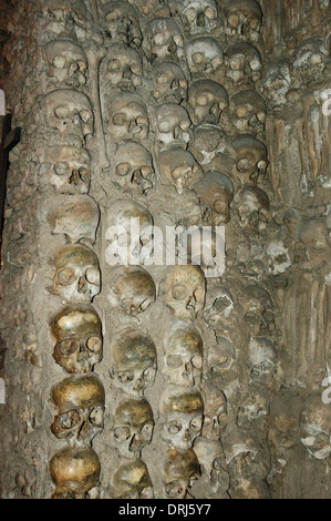 Il Portogallo. Evora. Cappella delle Ossa accanto all'ingresso della chiesa di San Francesco. Pareti ricoperte con teschi umani e le ossa. Foto Stock