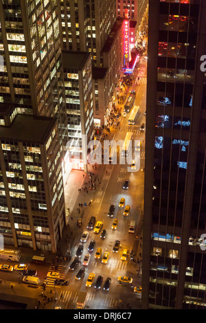 Un crepuscolo vista dall'alto della città di New York grattacieli e guardando verso il basso al 6° Avenue. Foto Stock