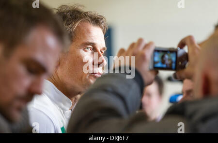 Ludwigshafen, Germania. 27 gennaio, 2014. Ex portiere della nazionale tedesca di calcio e Laureus ambasciatore Jens LEHMANN parla alla stampa durante la presentazione del progetto "calci delle ragazze a scuola Graefenauschule in Ludwigshafen, Germania, 27 gennaio 2014. Il progetto è sostenuto dalla Fondazione Laureus e mira a riempire privati ragazze con entusiasmo per il calcio. Foto: UWE ANSPACH/dpa/Alamy Live News Foto Stock