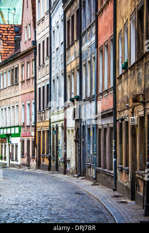 Vista lungo una stretta e acciottolata strada laterale a Wroclaw, la citta' vecchia. Foto Stock