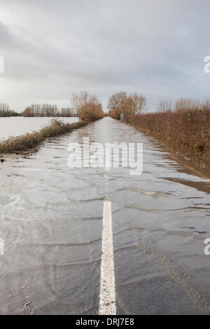 Burrowbridge, Somerset, Regno Unito. 27th gennaio 2014. La A361 da Burrowbridge a Taunton rimane allagata durante le vaste inondazioni che colpiscono i livelli del Somerset Foto Stock