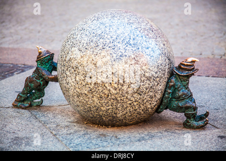 Due di Wroclaw il famoso Bronzo poco gnomi, nani o krasnale statuette. Foto Stock