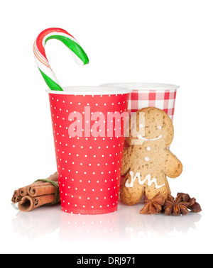 Natale vin brulé con gingerbread cookie e candy cane. Isolato su sfondo bianco Foto Stock