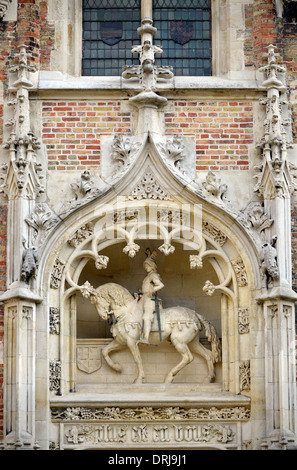 Il pilota della figura intorno all'entrata per il Gruuthusemuseum, centro storico, patrimonio culturale mondiale dell UNESCO Brugge, Fiandre, in Belgio, UE Foto Stock