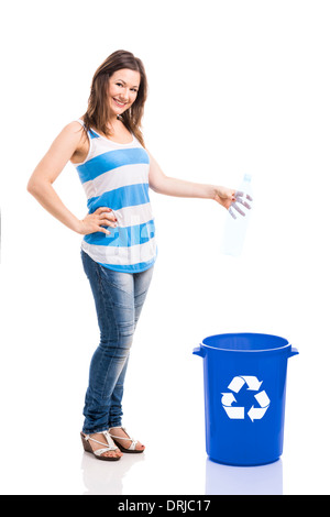 Bella giovane donna facendo il riciclaggio, isolato su sfondo bianco Foto Stock